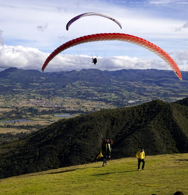 Quels sont les meilleurs spots pour une aventure de parapente en Suisse?