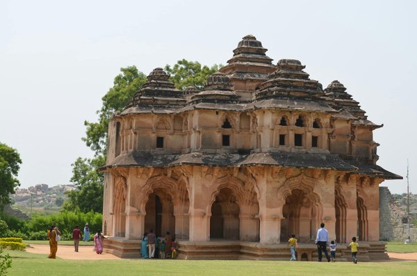 Quels sont les meilleurs itinéraires pour une découverte des temples hindous en Inde?